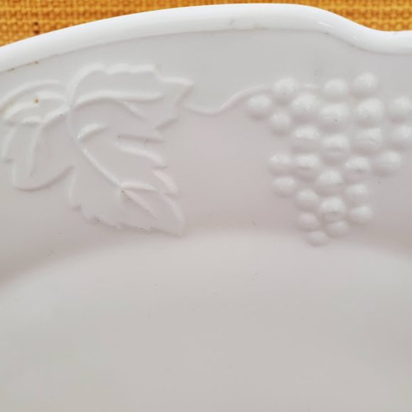TWO 1960s Vintage Milk Glass PLATTERS with Grapes and Vines. - Picture 2 of 5